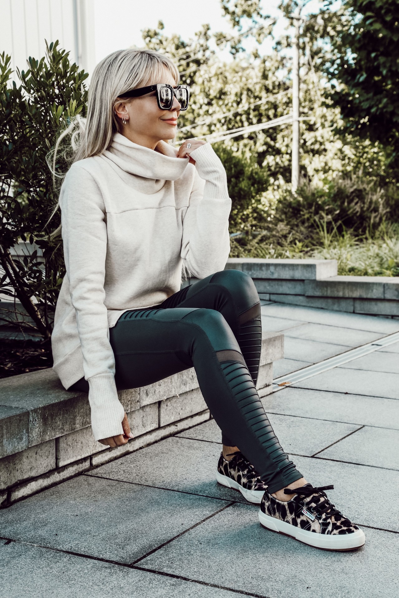 Athleisure outfits inspiration for women - Alo Yoga